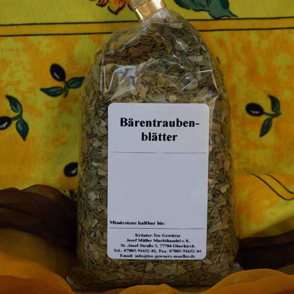 Getrocknete Bärentraubenblätter in dunkelgrüner Farbe