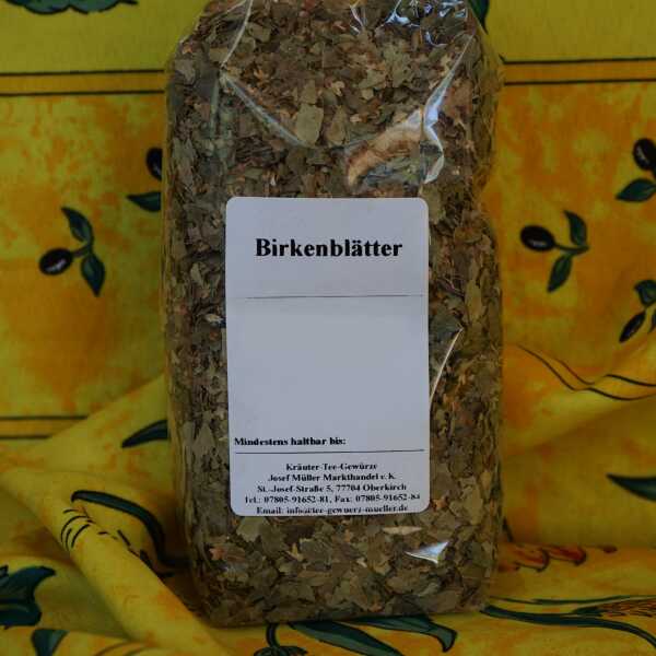 Getrocknete Birkenblätter in hellgrüner Farbe