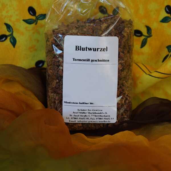Geschnittene Blutwurzel in rötlich-brauner Farbe