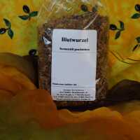 Geschnittene Blutwurzel in rötlich-brauner Farbe