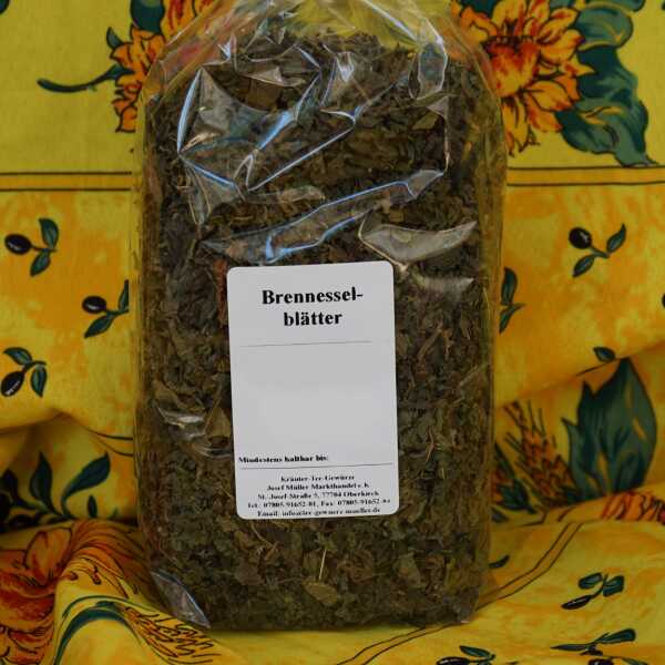 Getrocknete Brennesselblätter in dunkelgrüner Farbe