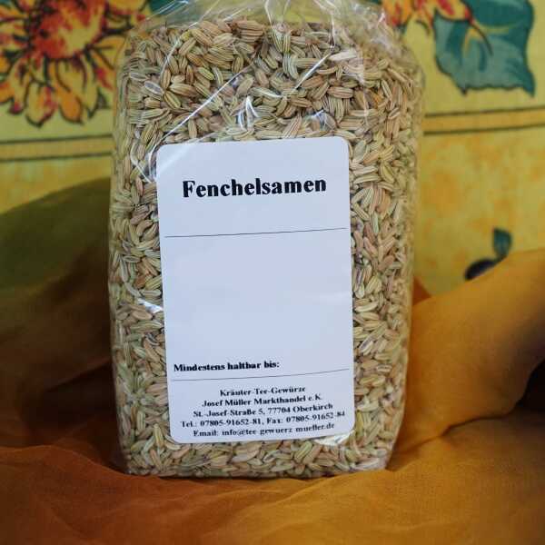 Fenchelsamen in länglicher, grün-brauner Form
