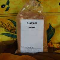 Gemahlener Galgant als feines, beige-bräunliches Pulver