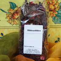 Getrocknete Hibiscusblüten in kräftig roter Farbe