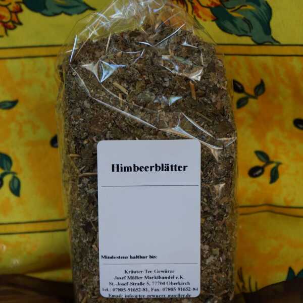 Getrocknete Himbeerblätter in grüner Farbe