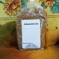 Getrocknetes Johanniskraut in grüner Farbe mit...