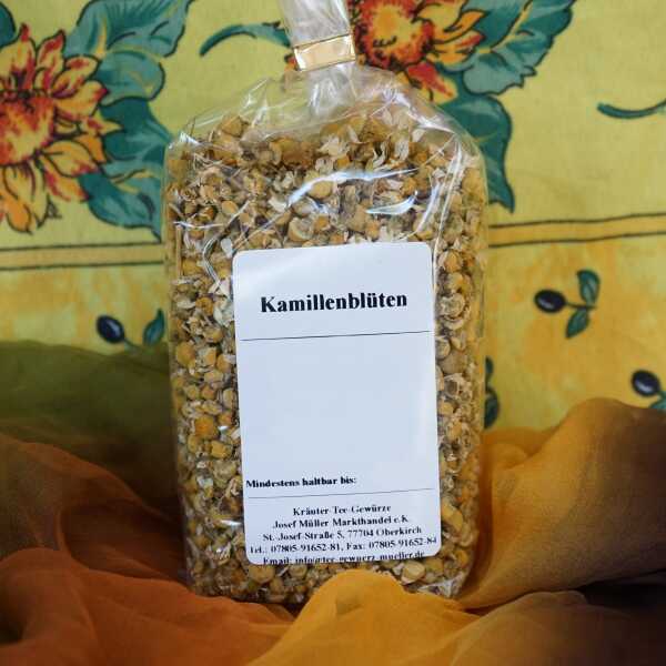 Getrocknete Kamillenblüten in weiß-gelber Farbe