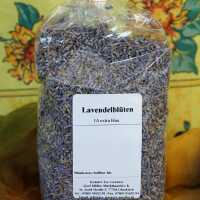 Ganze Lavendelblüten in violett-blauer Farbe