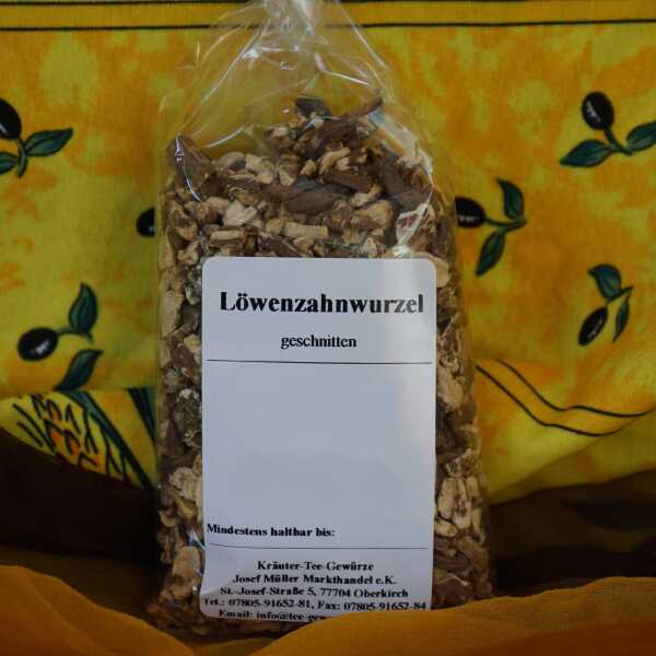 Geschnittene Löwenzahnwurzel in bräunlicher Farbe