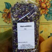Getrocknete Malvenblüten in blau-violetter Farbe