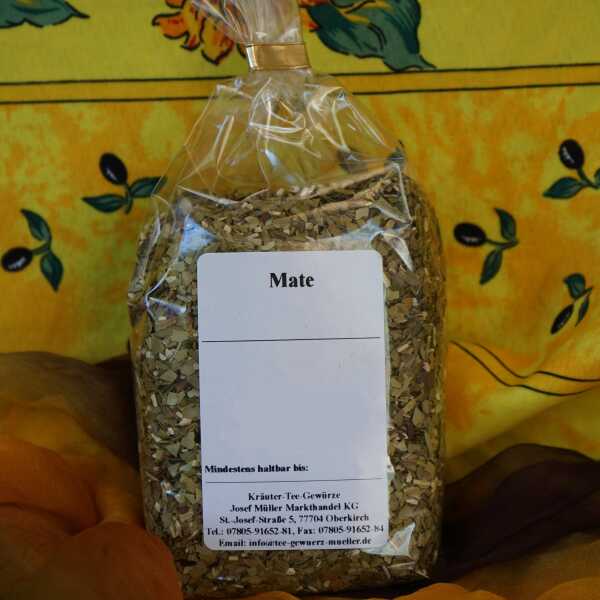 Grüner Mate-Tee mit geschnittenen, grünen Blattstücken