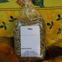 Grüner Mate-Tee mit geschnittenen, grünen...