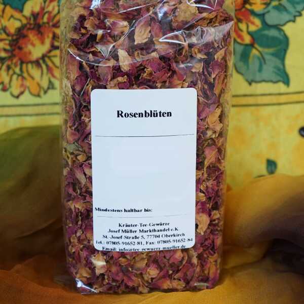 Geschnittene Rosenblüten in rosa-roter Farbe