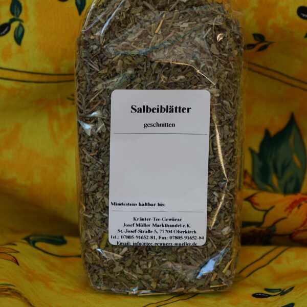 Geschnittene Salbeiblätter in graugrüner Farbe