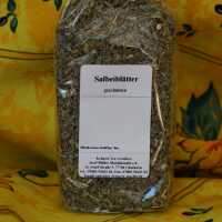Geschnittene Salbeiblätter in graugrüner Farbe