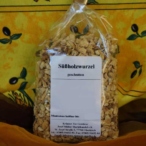 Geschnittene Süßholzwurzel in hellbraunen, faserigen Stücken