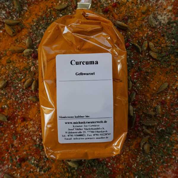 Curcuma als feines, leuchtend goldgelbes Pulver