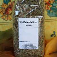 Getrocknete Weißdornblätter mit weißen...