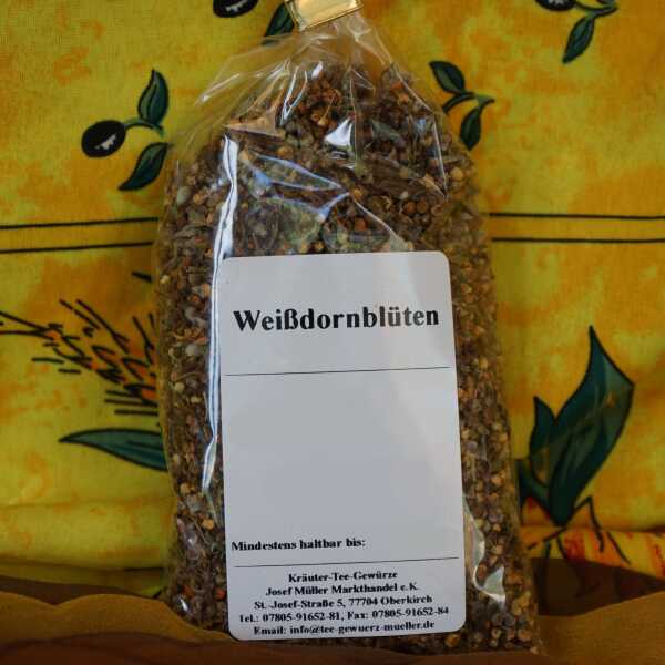 Getrocknete Weißdornblüten in weißer Farbe