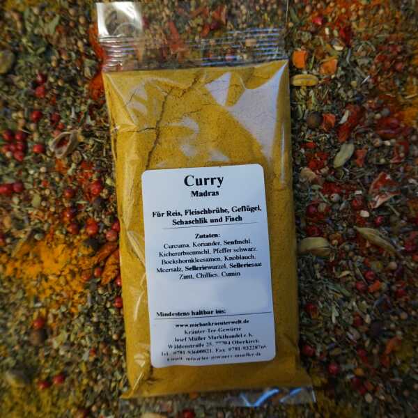 Curry Madras als feines, gelb-oranges Pulver