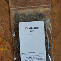 Ganze Zimtblüten in dunkelbrauner Farbe