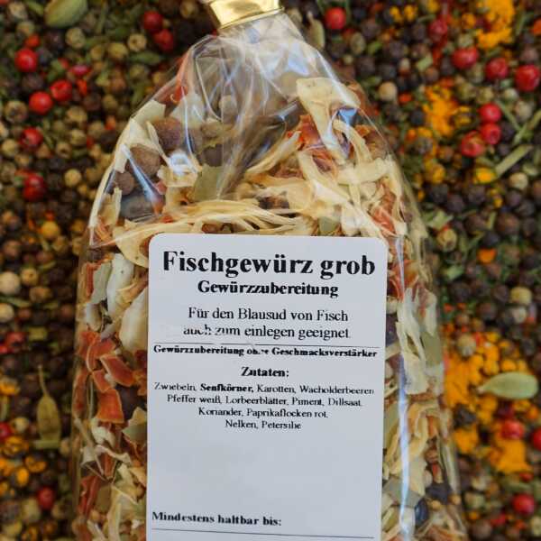 Grobe Fischgewürzmischung mit sichtbaren, bunten Zutatenstücken