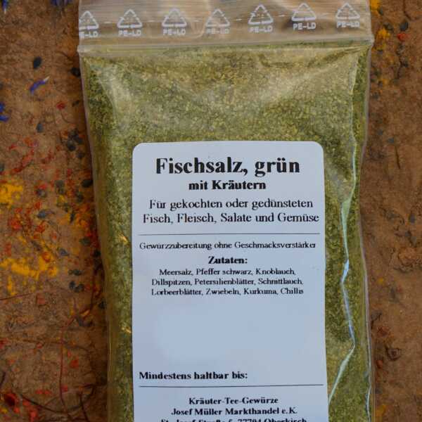 Grünes Fischsalz mit sichtbaren Kräuterstückchen